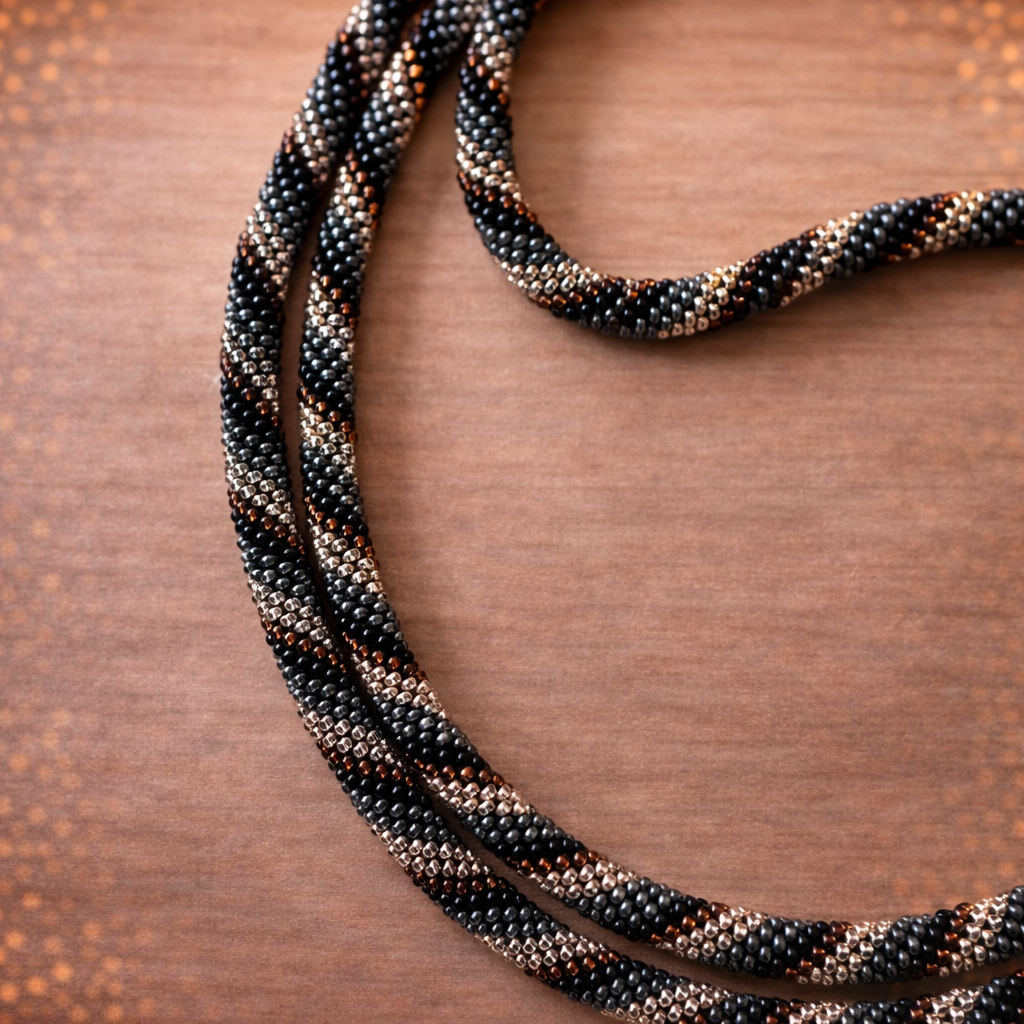 Cordon de Téléphone en Perles de verre – unique, tendance et responsable noir, gris et doré N02
