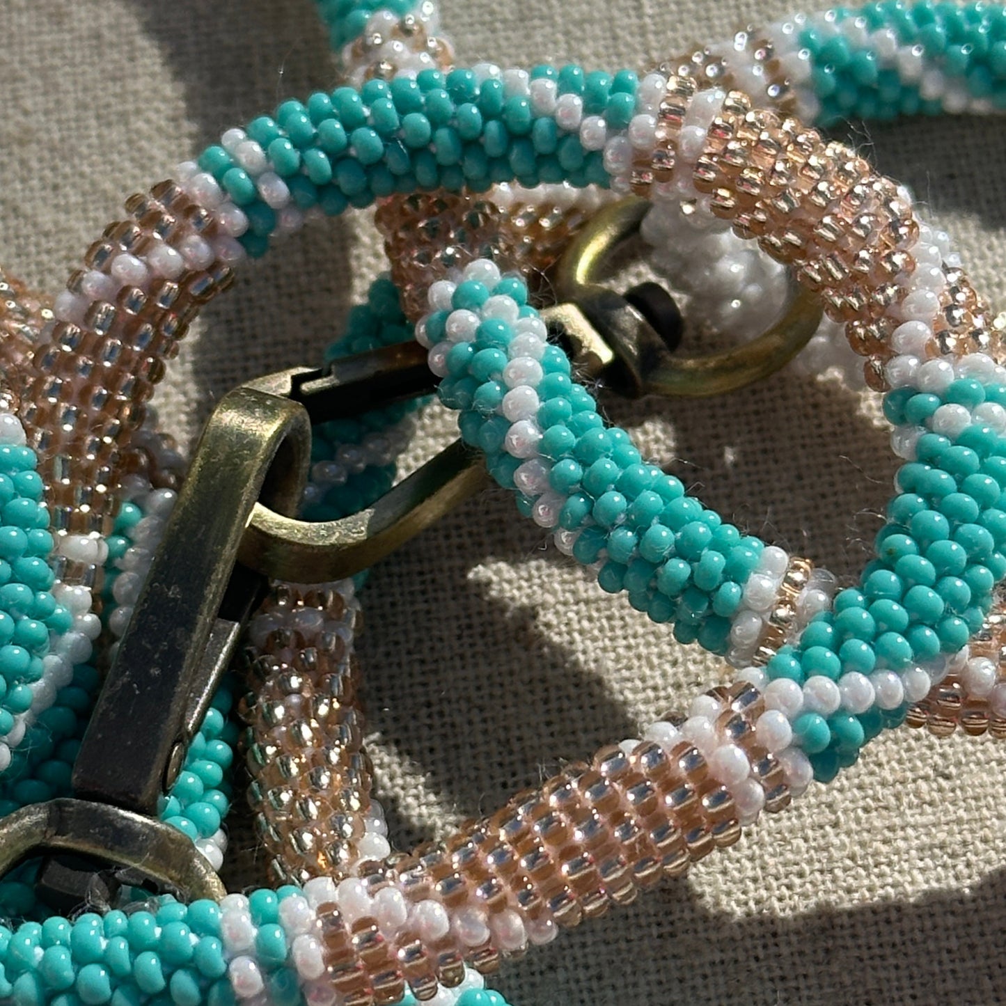 Cordon de Téléphone en Perles de verre – unique, tendance et responsable #A30 Turquoise, champagne rosé et blanc