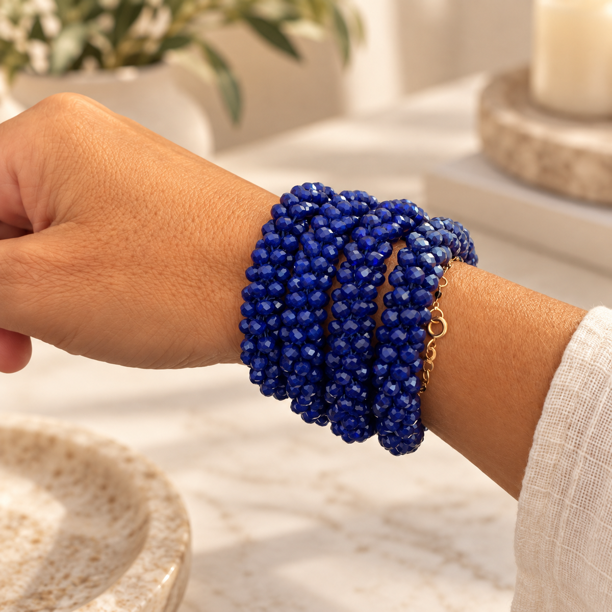 Bracelet élastique en perles biseautées bleu | Trésors de Ava