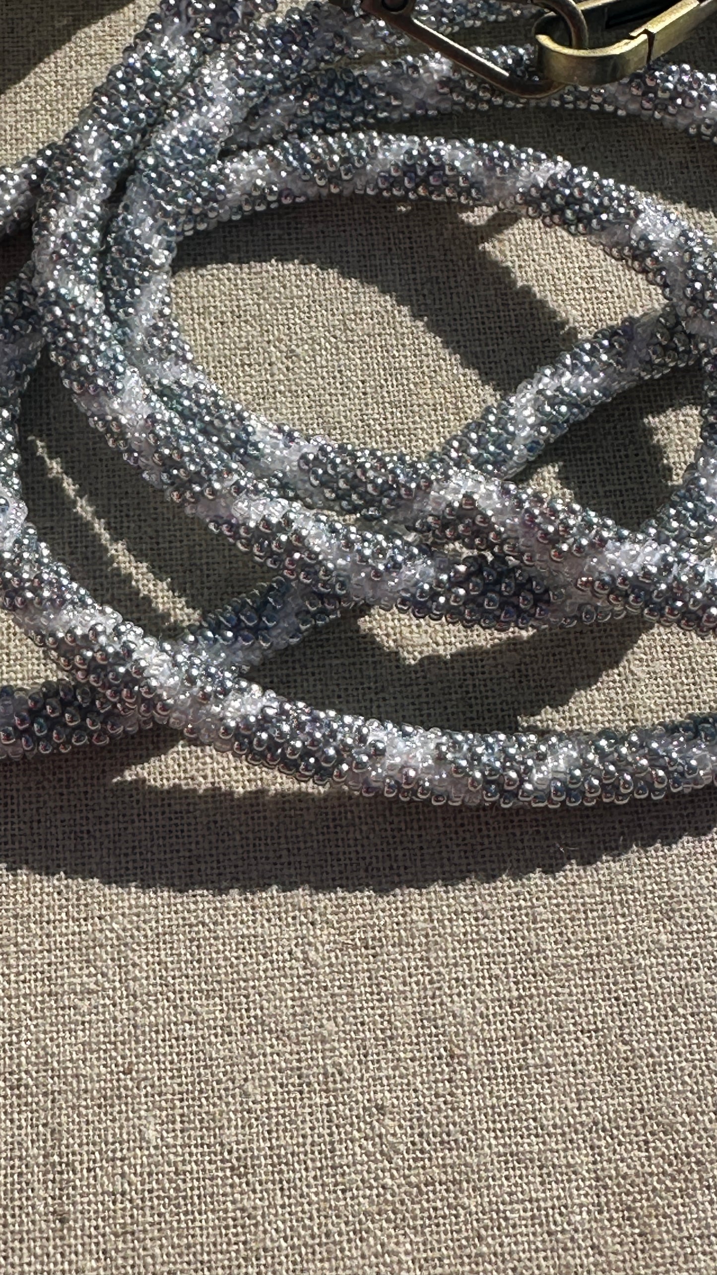 Cordon de Téléphone en Perles de verre – unique, tendance et responsable #A26 argenté et blanc