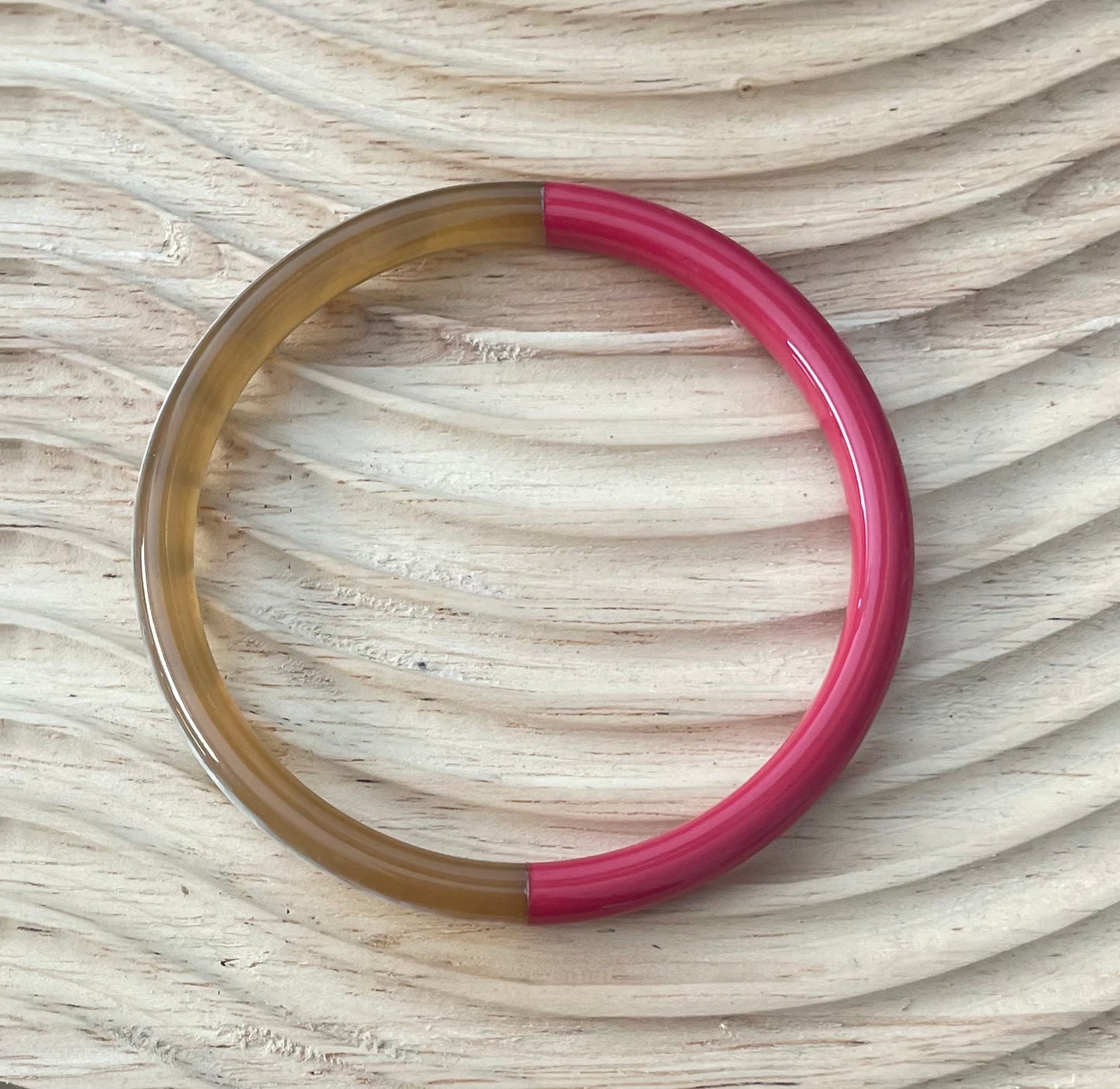 Bracelet Magenta en corne naturelle