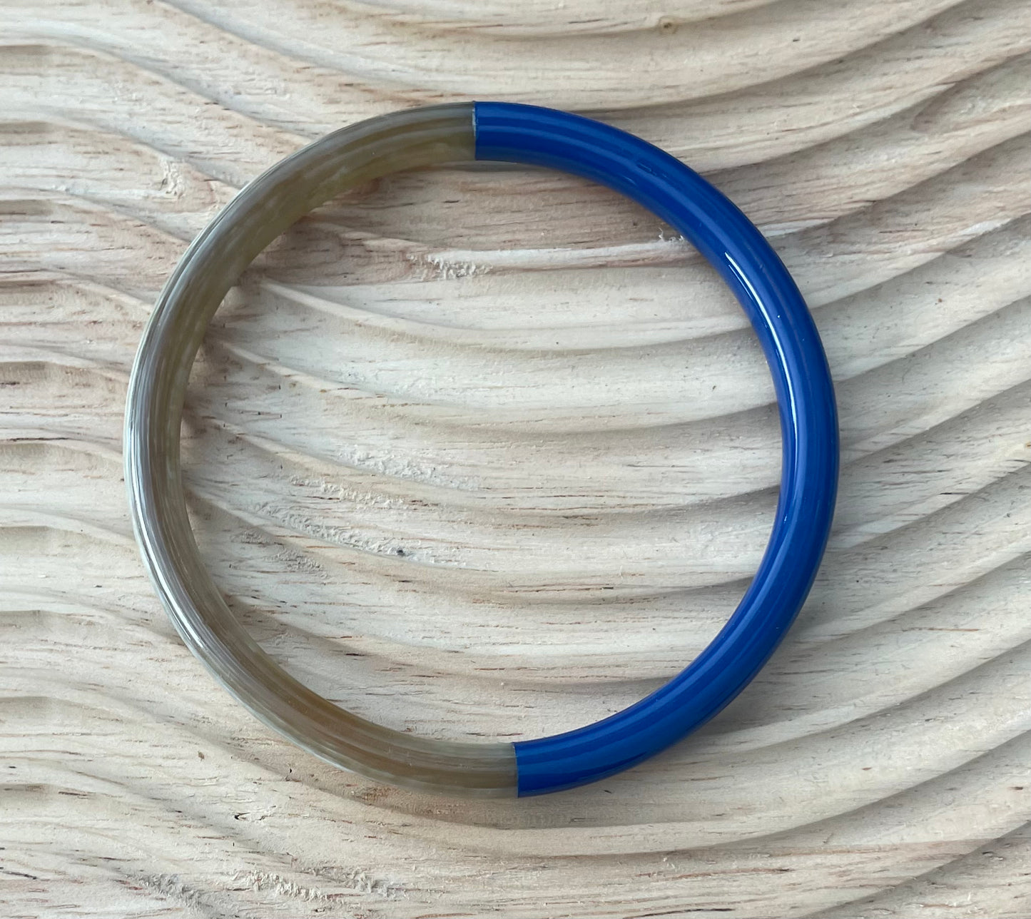 Bracelet bleu royal en corne naturelle