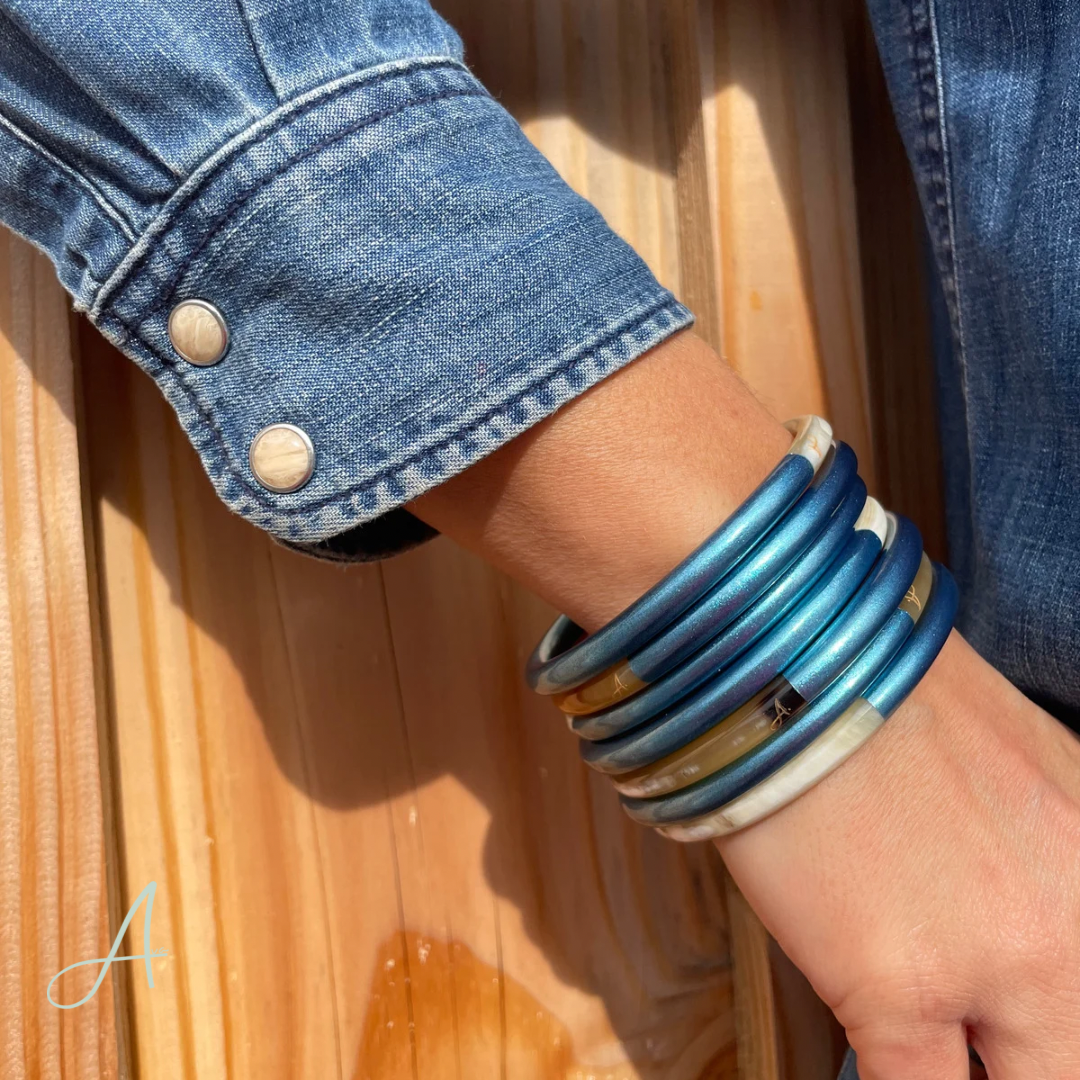 Bracelet bleu métallisé en corne naturelle