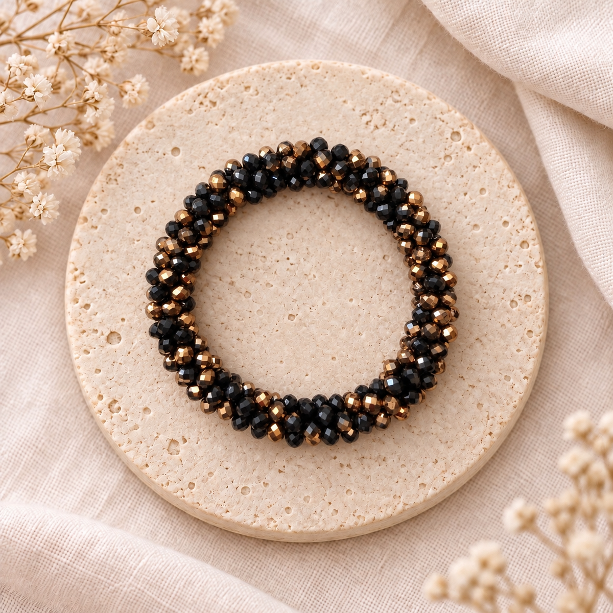 Bracelet élastique en perles biseautées Noir et bronze | Trésors de Ava