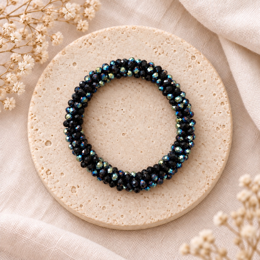 Bracelet élastique en perles de verre – bleu et noir | Trésors de Ava