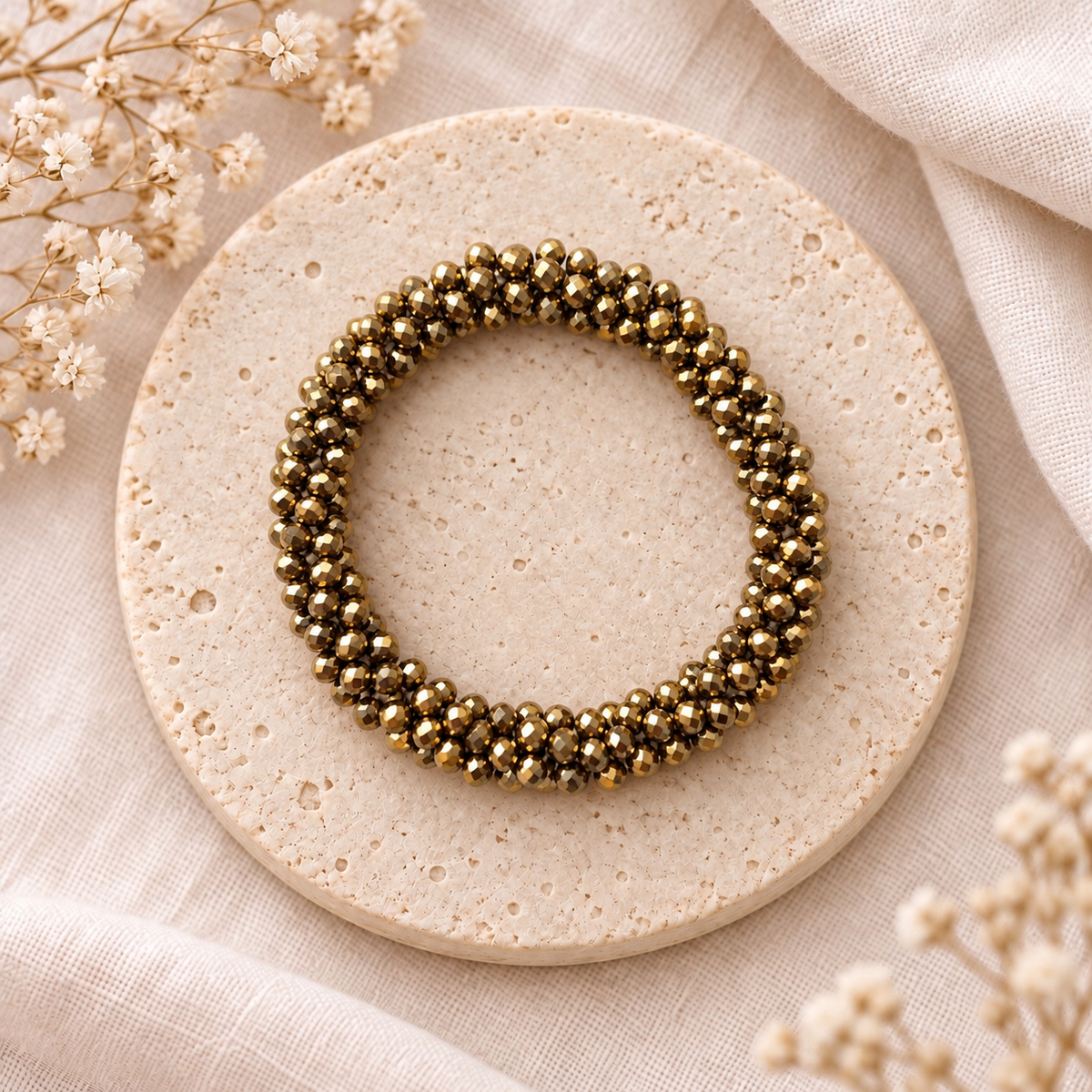 Bracelet élastique en perles de verre –  doré | Trésors de Ava