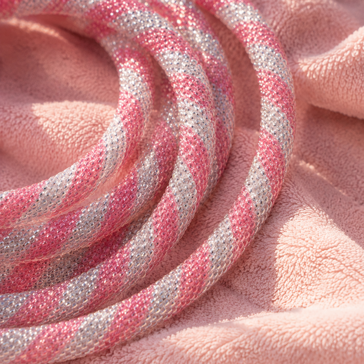 Cordon de téléphone rose et christal– Tissé artisanalement | Trésors de Ava