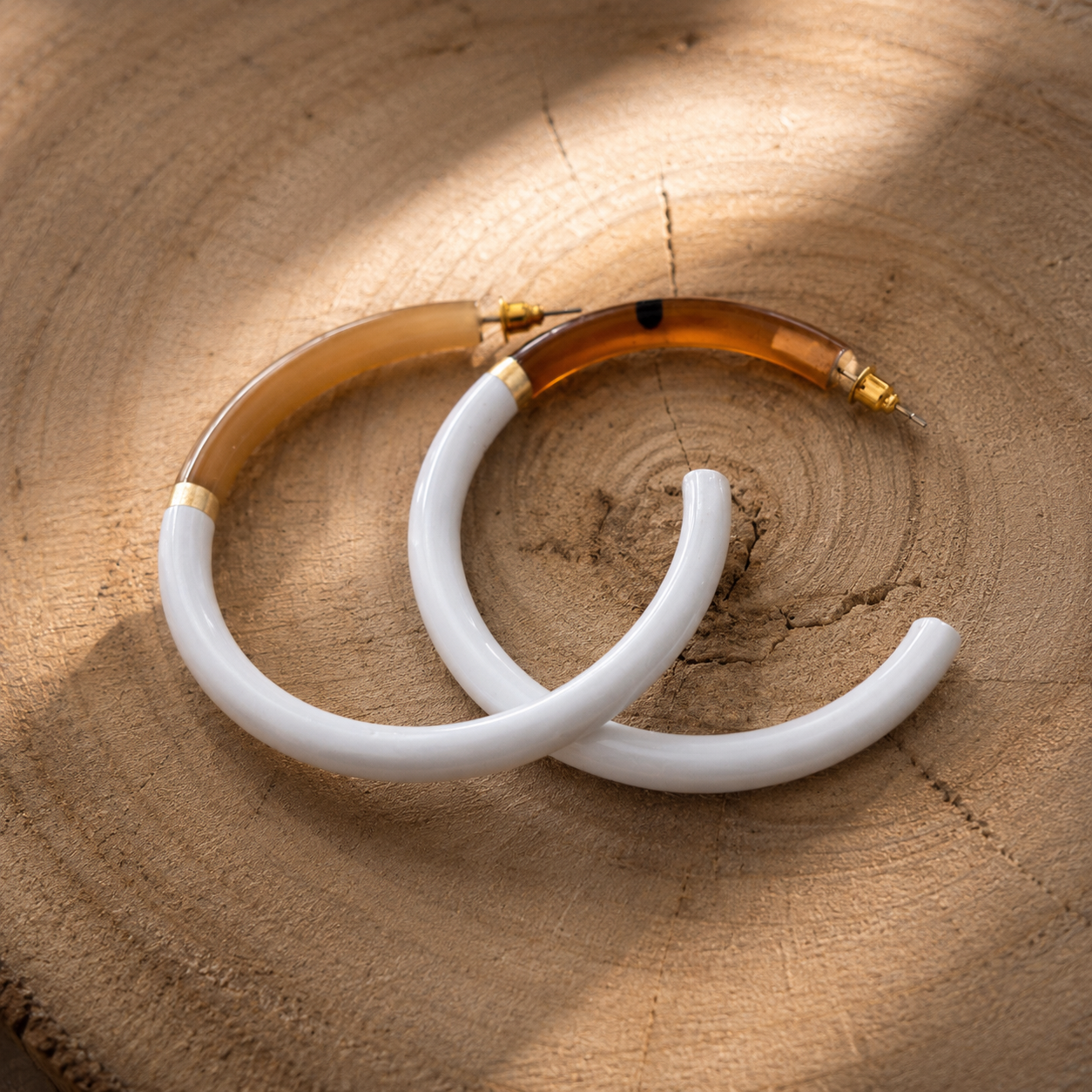 Créoles Cléo – Corne naturelle – Intemporelle -  6 cm Trésors de Ava