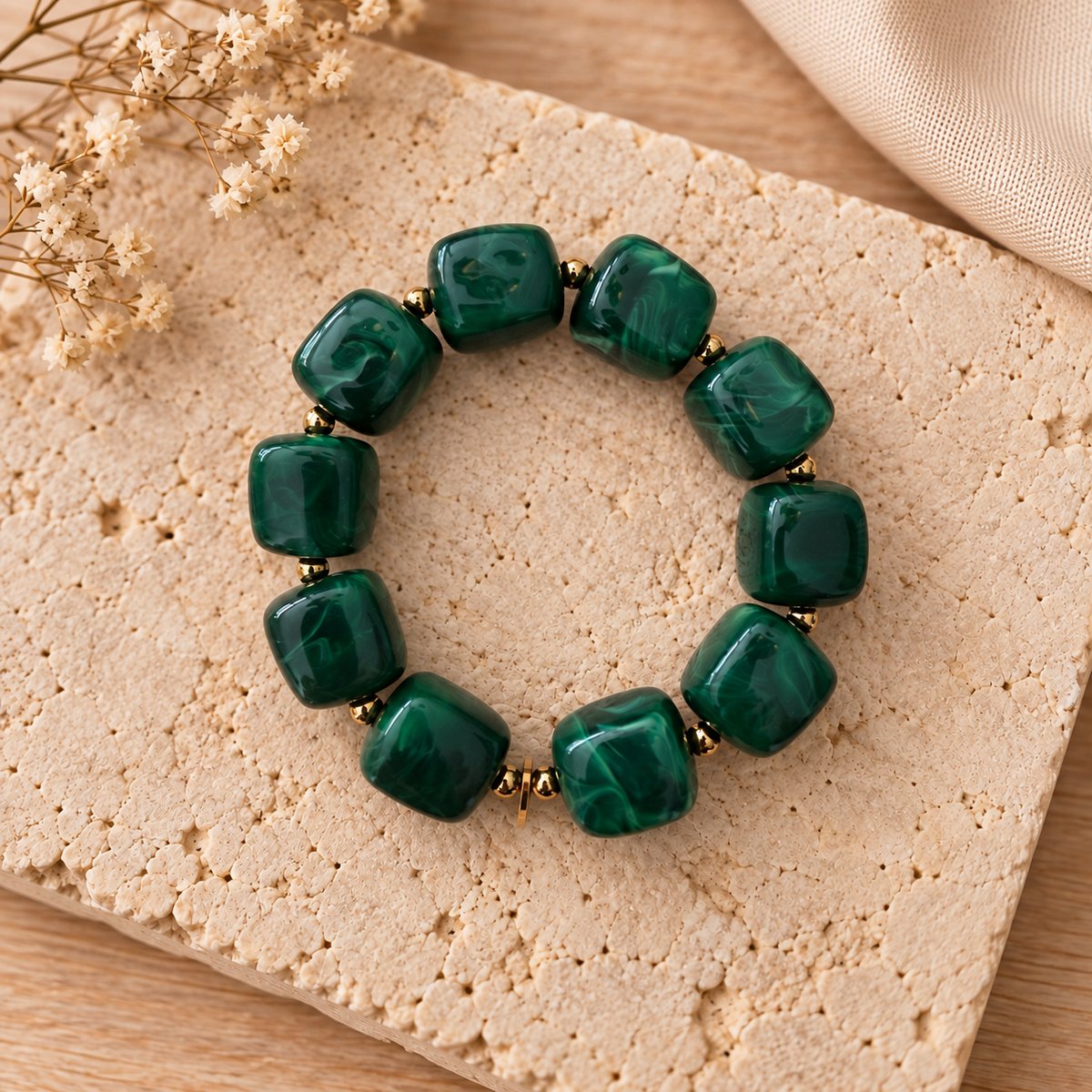 Bracelet Ice en perles carrées arrondies vert anglais | Trésors de Ava