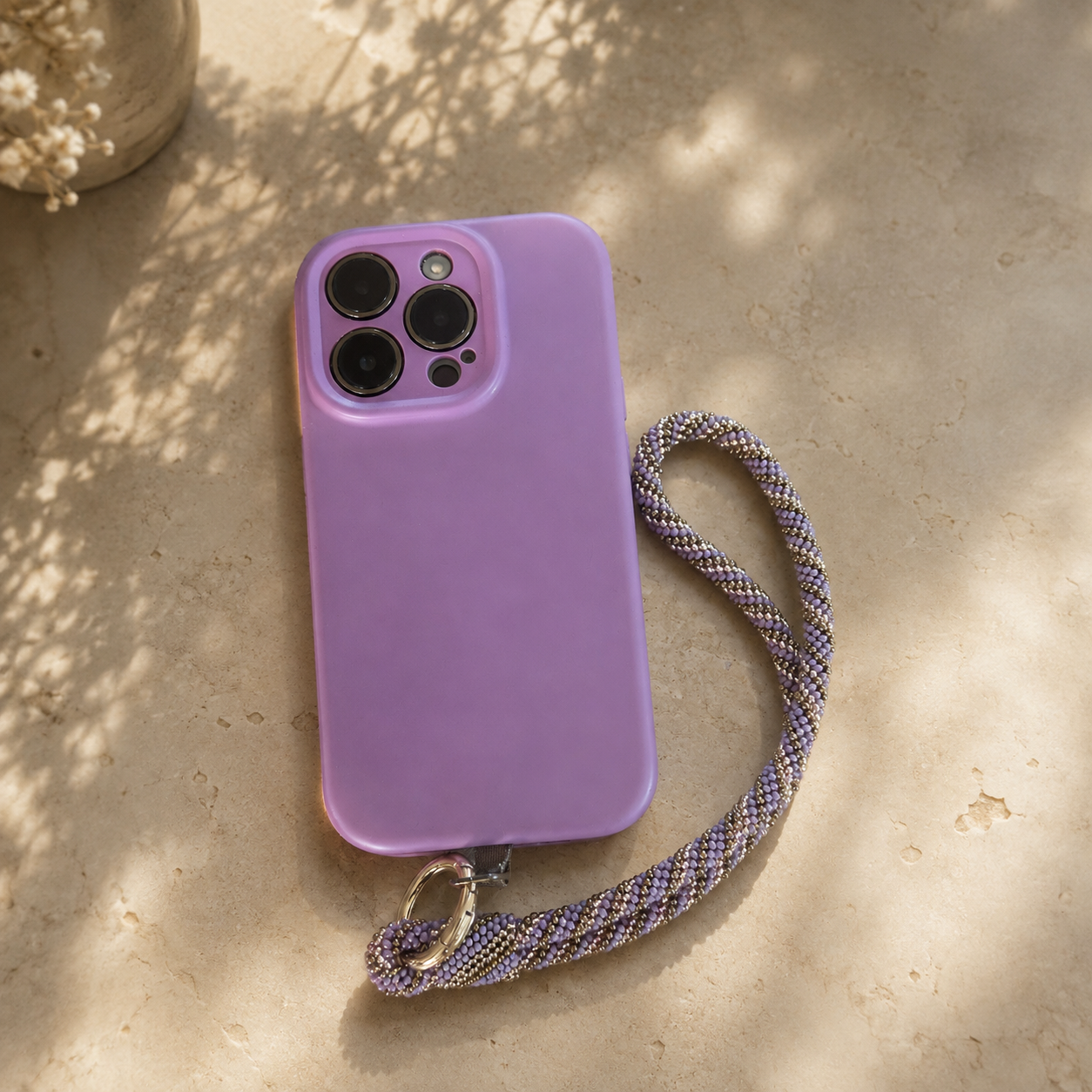 Dragonne de téléphone en perles de verre Mauve, Doré et Laiton – Trésors de Ava
