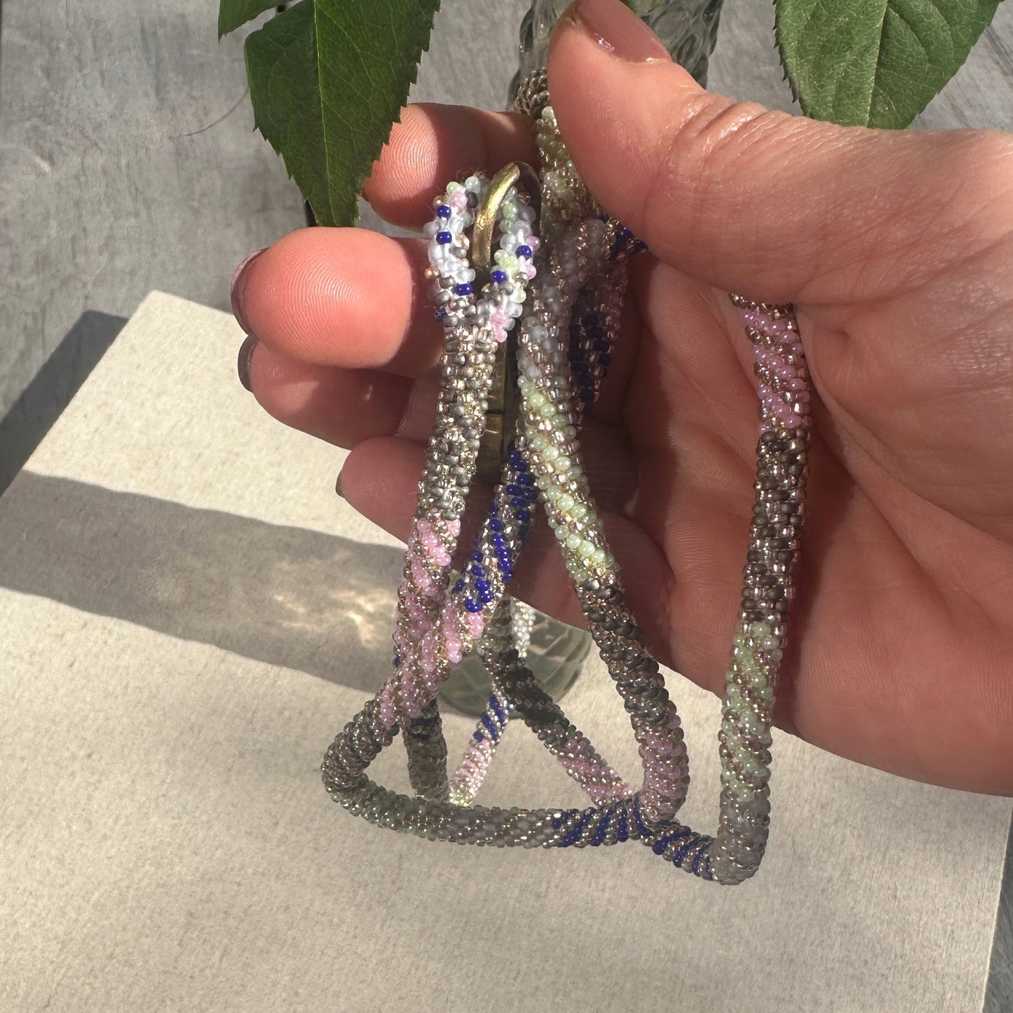 Cordon de Téléphone en Perles de verre – unique, tendance et  responsable  #A41 bleu gris rose vert d'eau doré