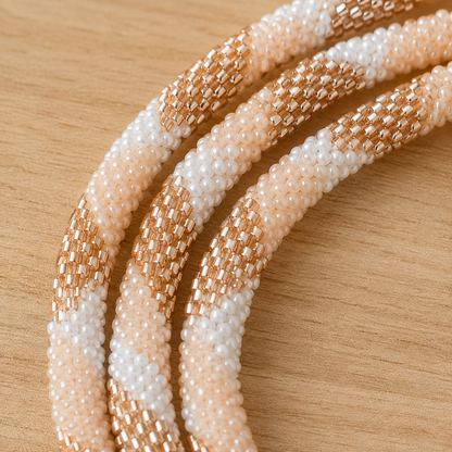 Cordon de téléphone champagne rosé et blanc Trésors de Ava C2