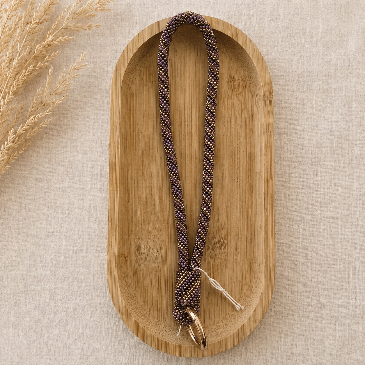 Dragonne de téléphone en perles de verre Mauve, Doré et Laiton – Trésors de Ava