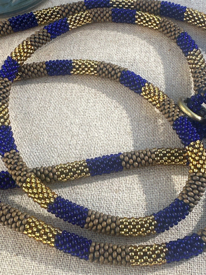 Cordon de Téléphone Portable Népalais en Perles de Verre  #A34 bleu marine doré taupe