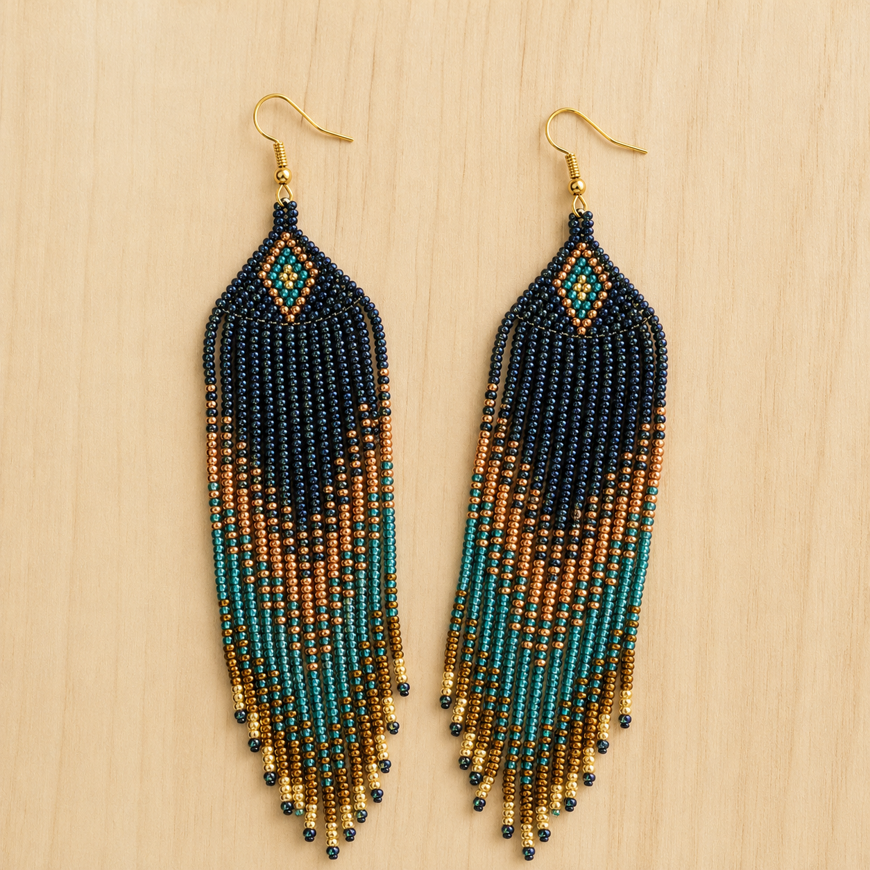 Boucles d’oreilles Naya – Perles tissées bleu nuit, turquoise & doré | Trésors de Ava