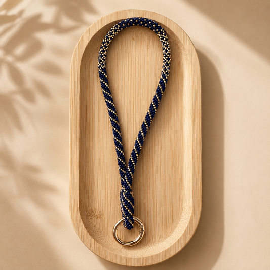 Dragonne de téléphone en perles de verre Bleu marine et doré  – Trésors de Ava