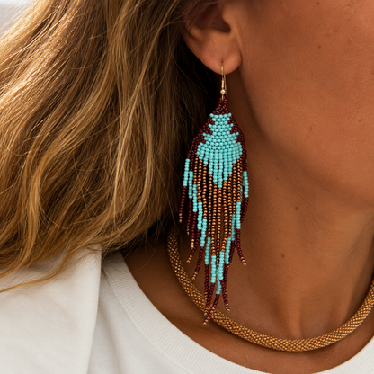 Boucles d’oreilles Amara – Perles tissées marron & bleu | Trésors de Ava