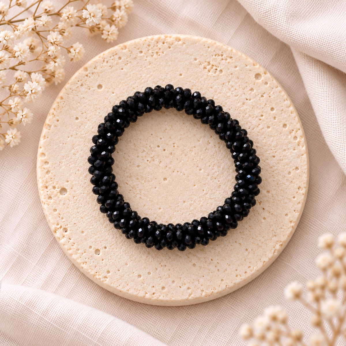 Bracelet élastique en perles biseautées Noir| Trésors de Ava