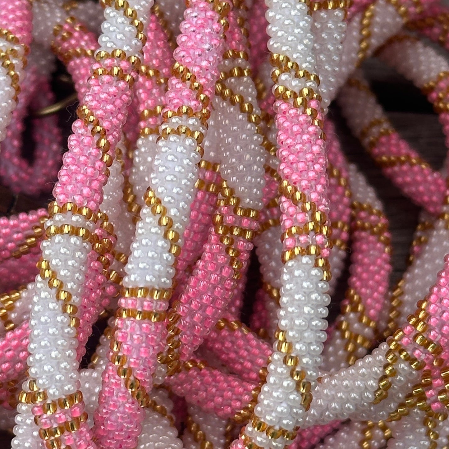 Cordon de téléphone rose punchi – Tissé artisanalement | Trésors de Ava