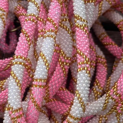 Cordon de téléphone rose punchi – Tissé artisanalement | Trésors de Ava