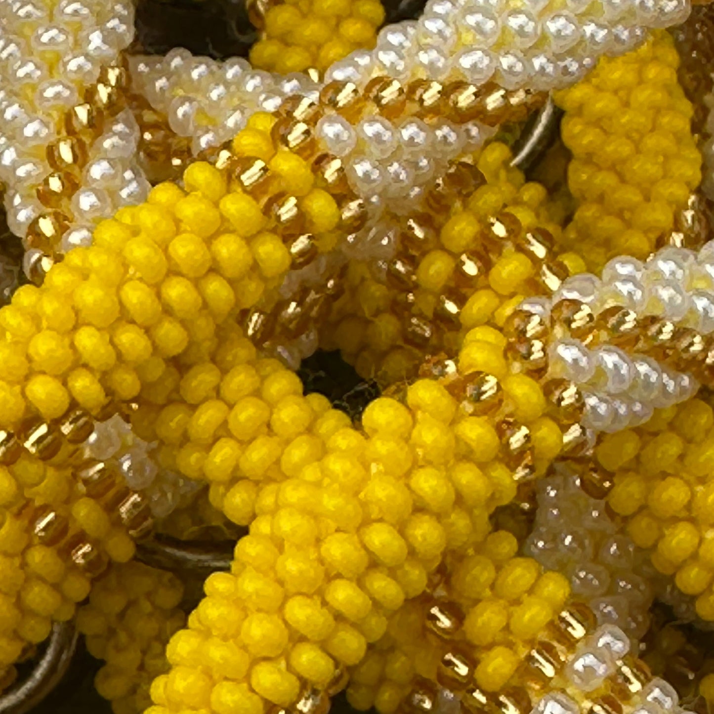 Cordon de téléphone jaune solaire artisanal Trésors de Ava