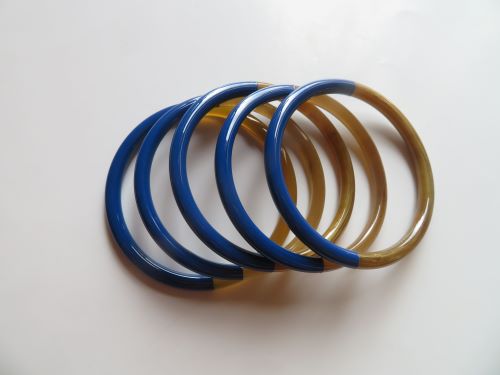 Bracelet bleu royal  en corne naturelle